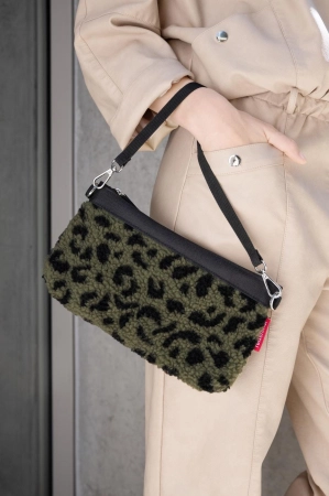 LO5055_mini-pouch_teddy-leo-olive_reisenthel_PE_02.jpg