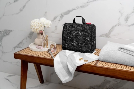 RWO7094_toiletbag-XL_boucle-black_reisenthel_PE_01.jpg