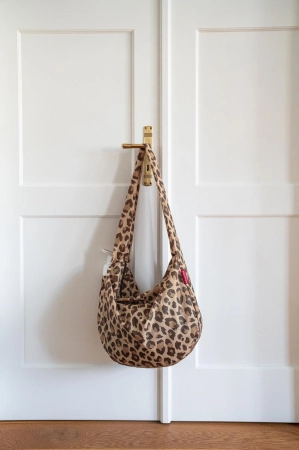 RAQ6048_mini-maxi-moonbag_leo-macchiato_reisenthel_PE_12.jpg