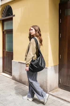 RAQ7003_mini-maxi-moonbag_black_reisenthel_PE_04.jpg