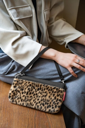 RLO6072_mini-pouch_leo-fake-fur_reisenthel_PE_29.jpg