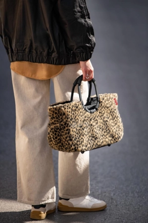ROS6072_loopshopper-M_leo-fake-fur_reisenthel_PE_04.jpg