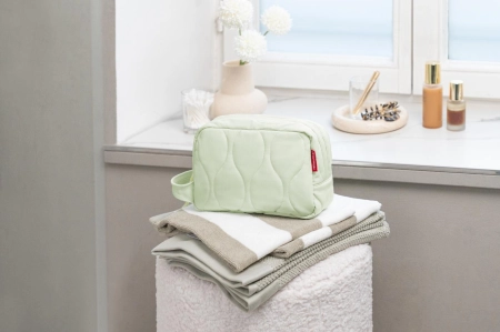 RBH5058_cosmeticpouch-M_puffer-iced-matcha_reisenthel_PE_04.jpg